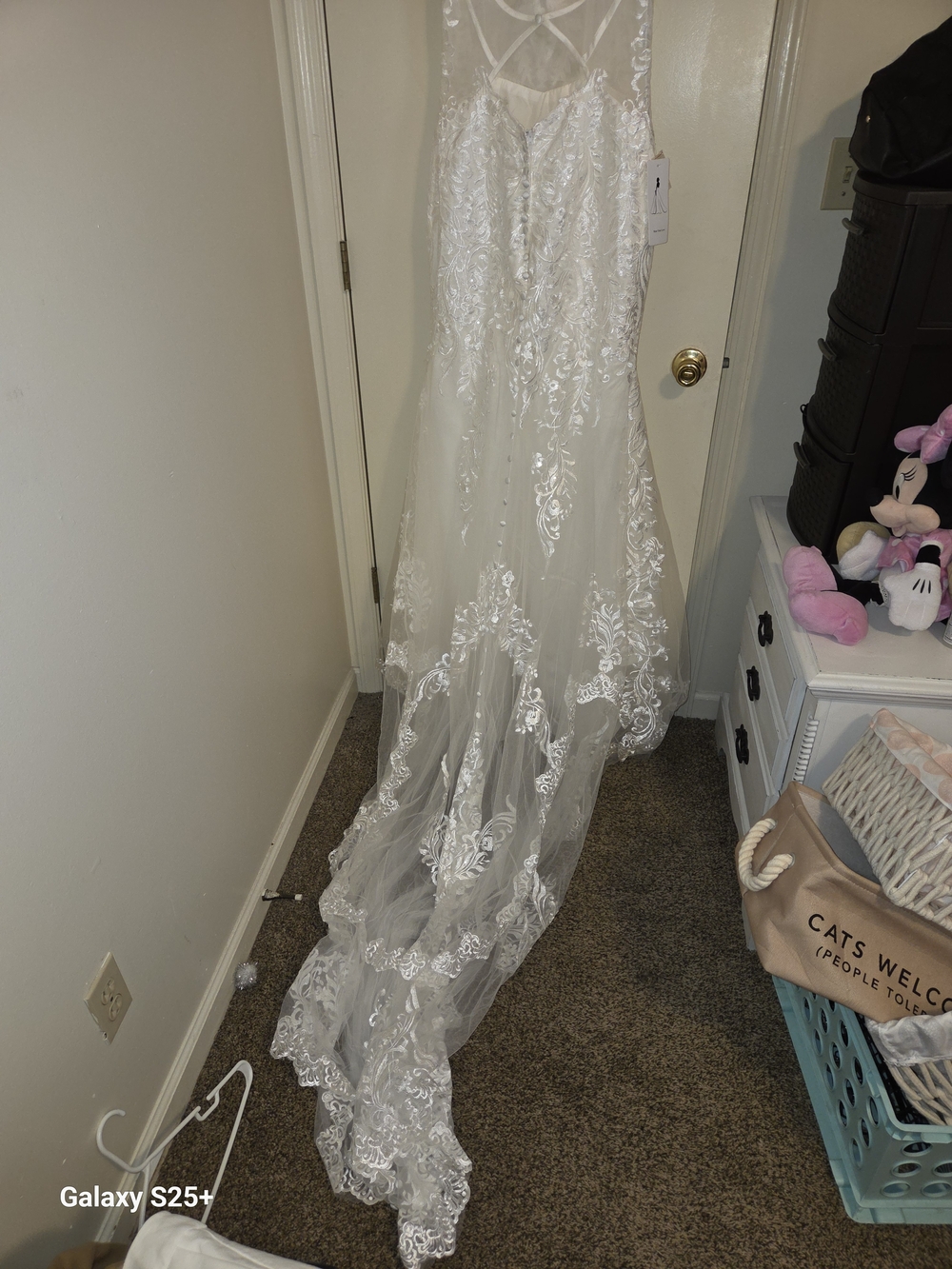 Ivory Lace Appliqué Sleeveless Wedding Dress - Picture 3 of 6